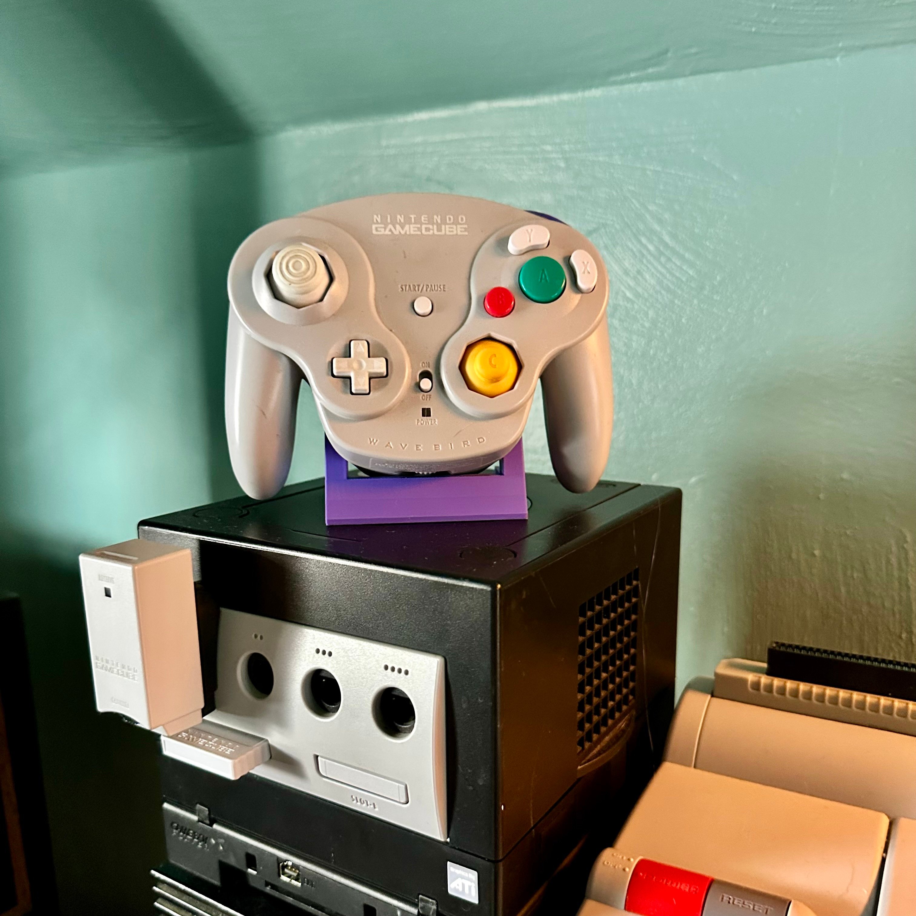 GameCube Wavebird stand - Remix of tinfoilguy's version
