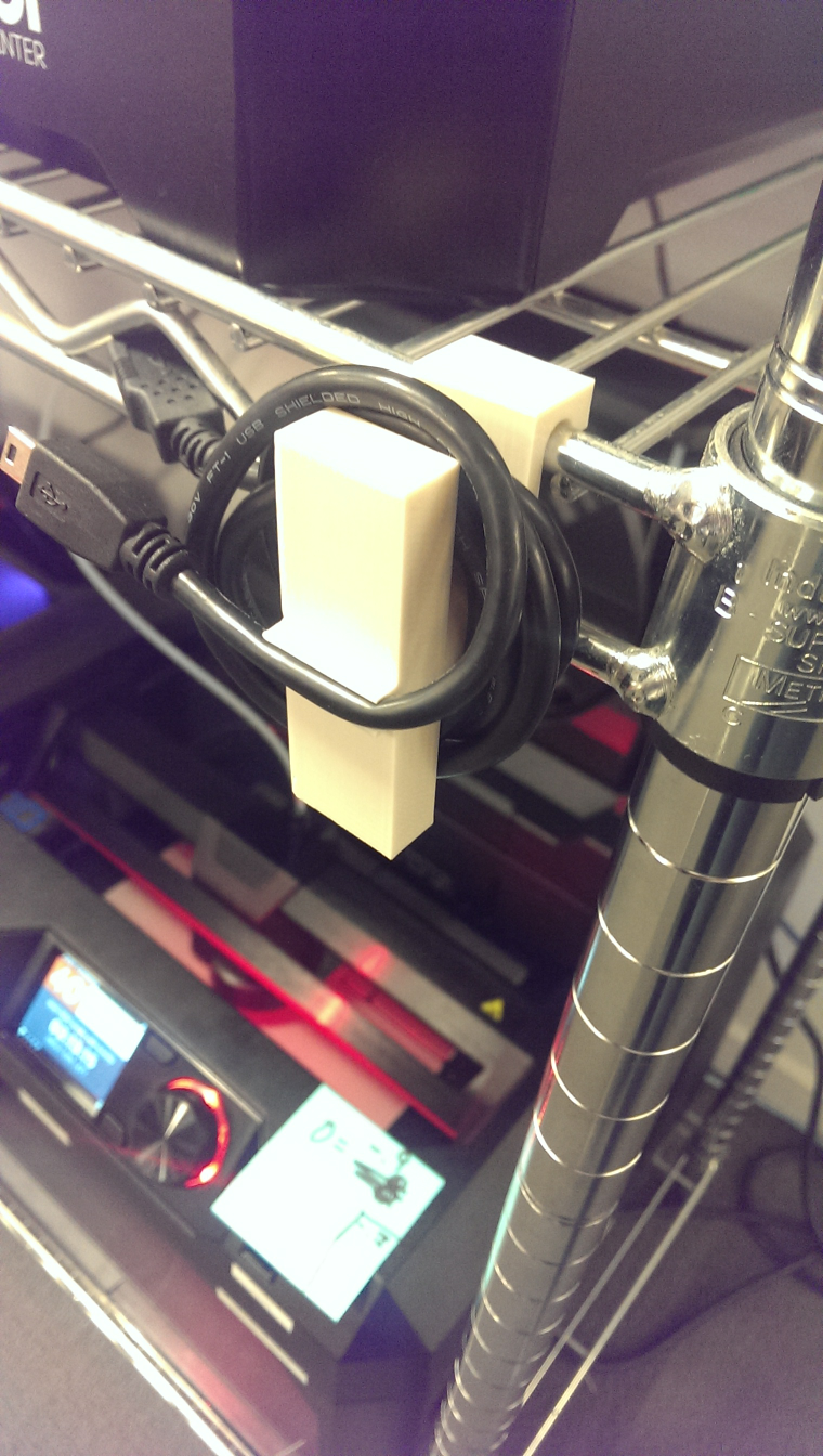 Customizable clip on cleat for wire racks
