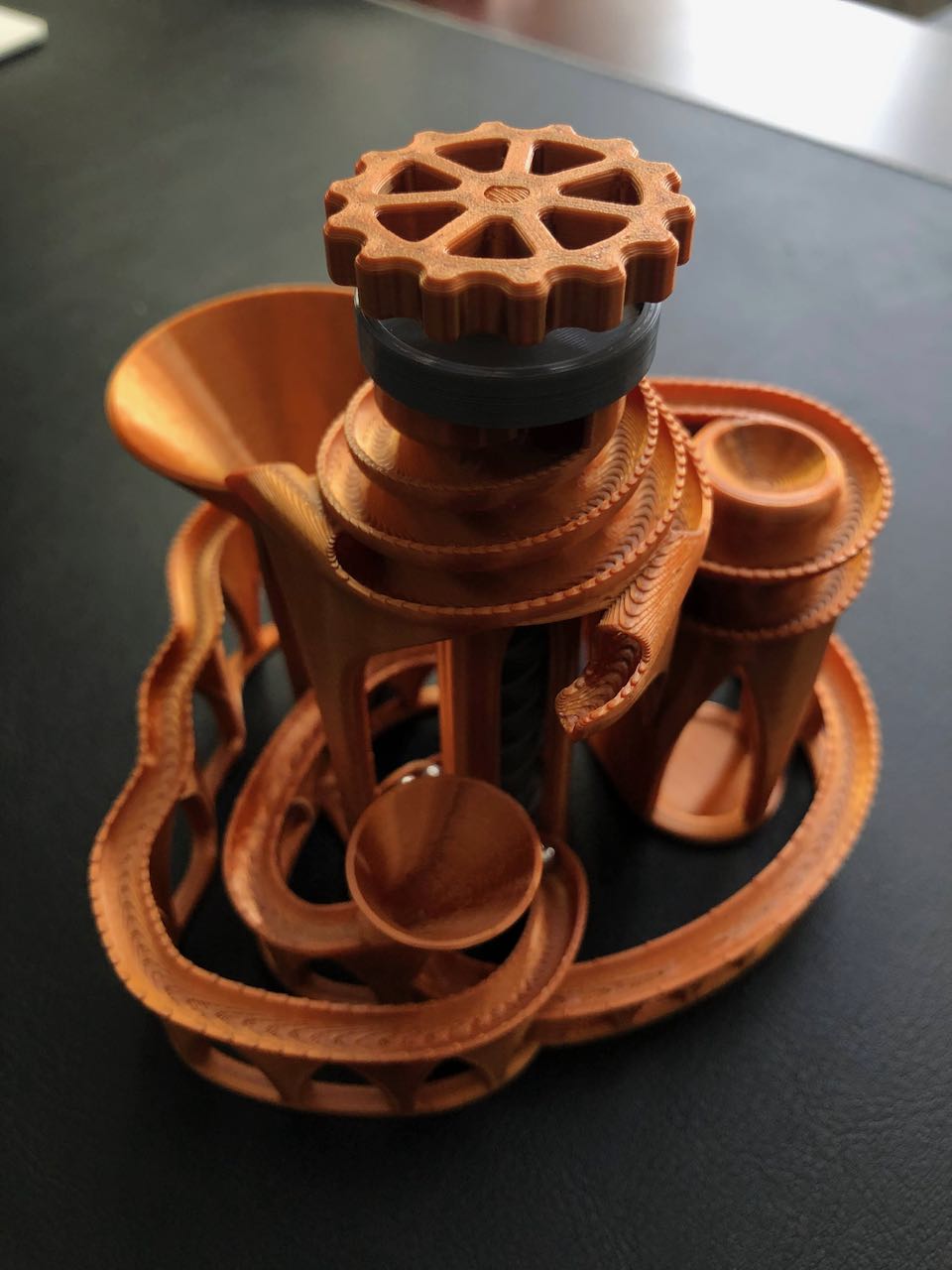 Turn knob winder for marble machine