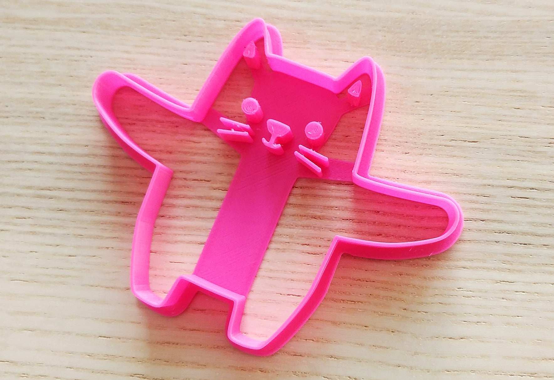 Cute hugging cat cookie cutter