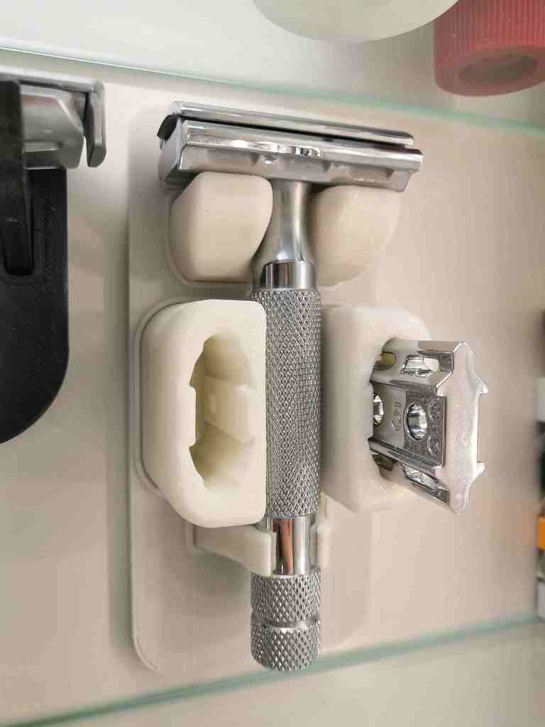 Rockwell safety razor wall stand