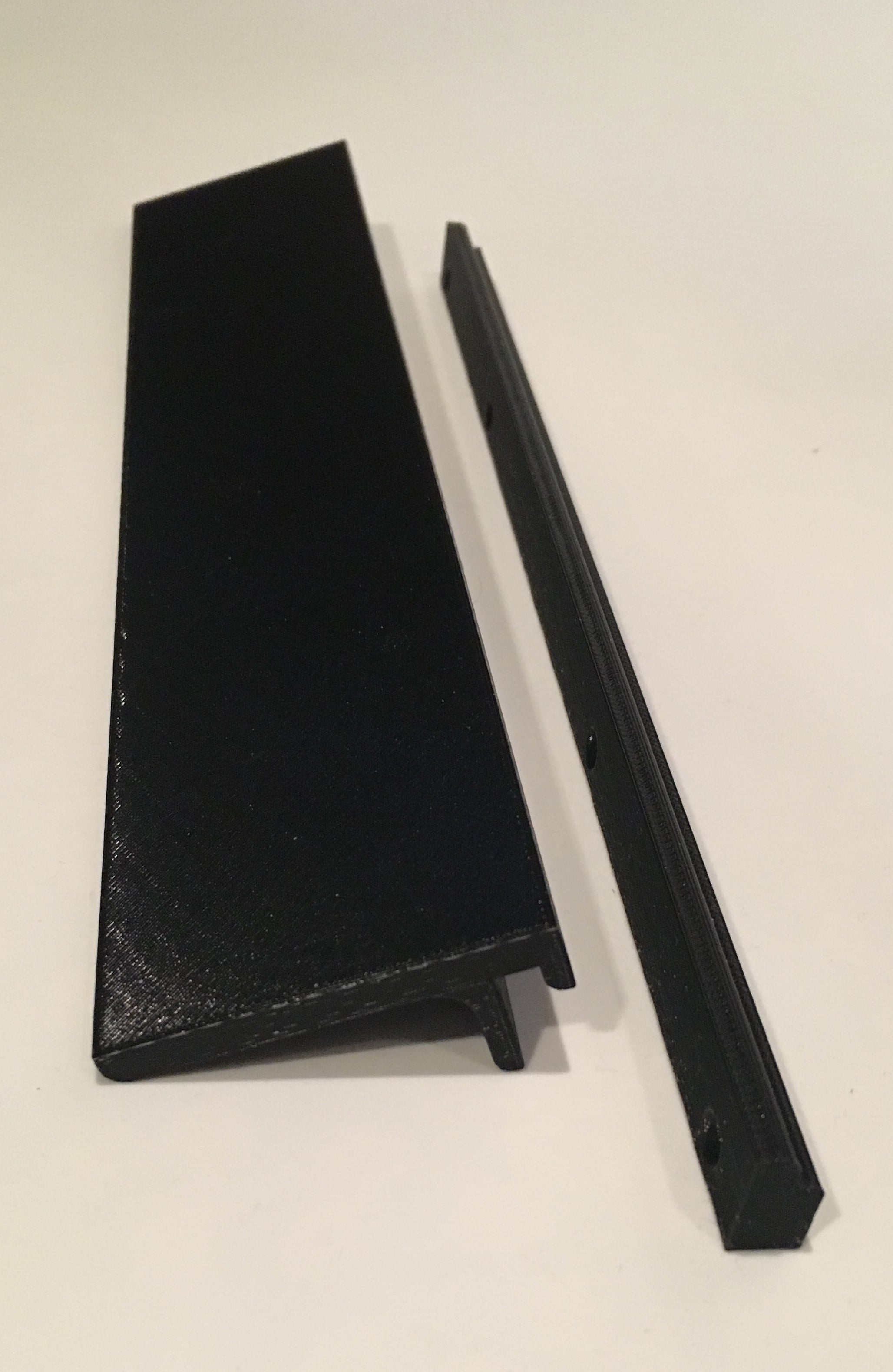 Display shelf for lightweight things (floating, French cleat inspired)