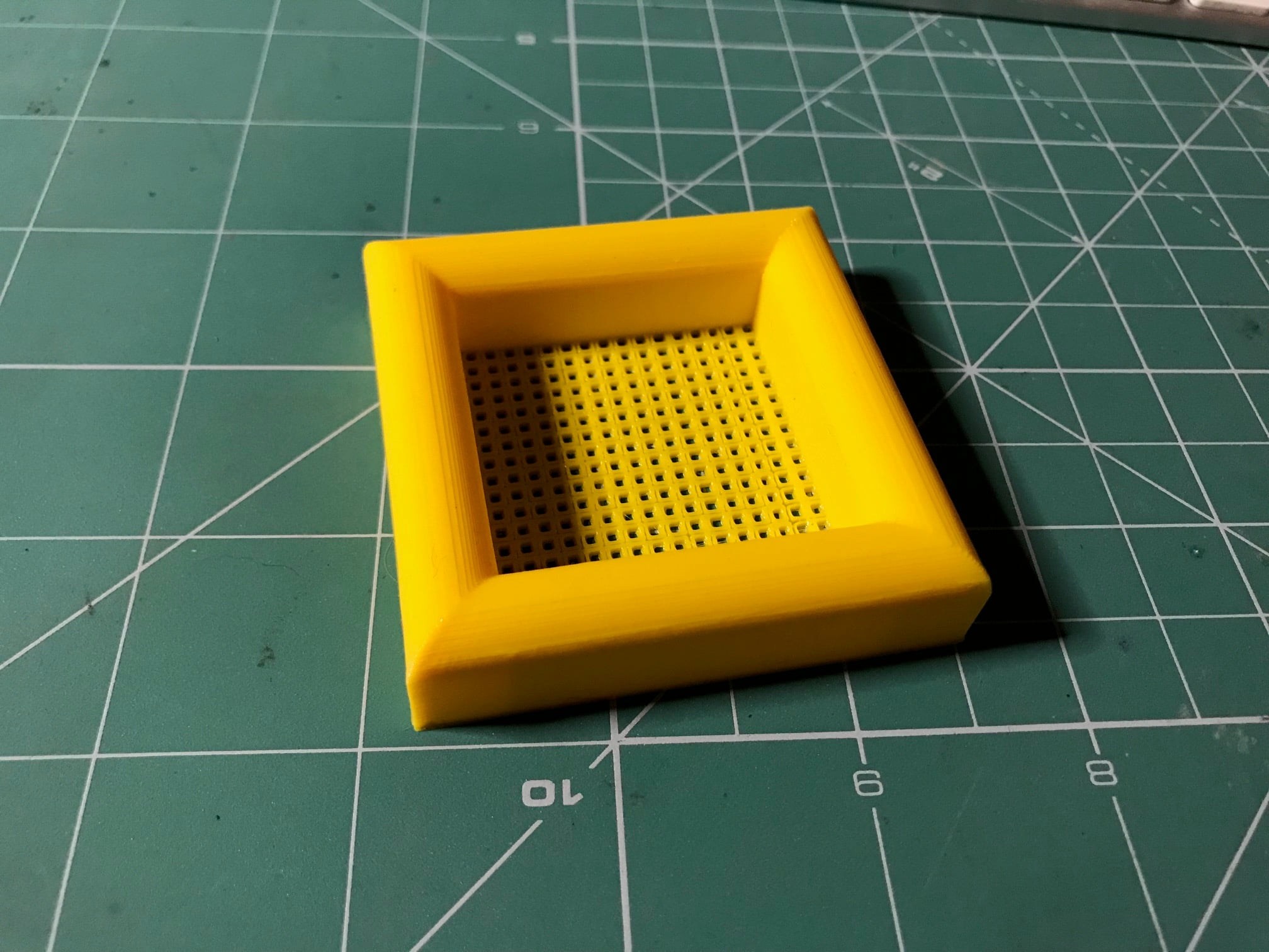 Floating fish feeder for Tubifex