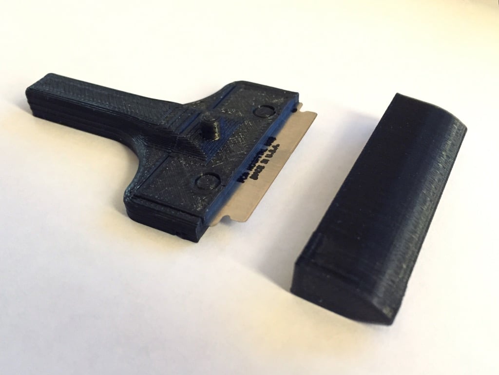 Razor blade scraper with cover