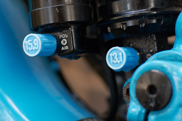 Schrader valve cap with air pressure mark