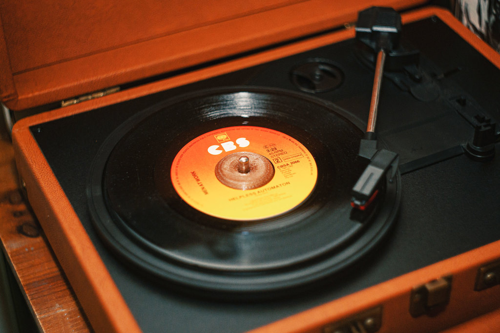 Simple Crosley turntable 7'' inch wide vinyl disk adapter