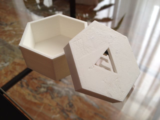 Parametric Polygonal Lidded Box With Logo