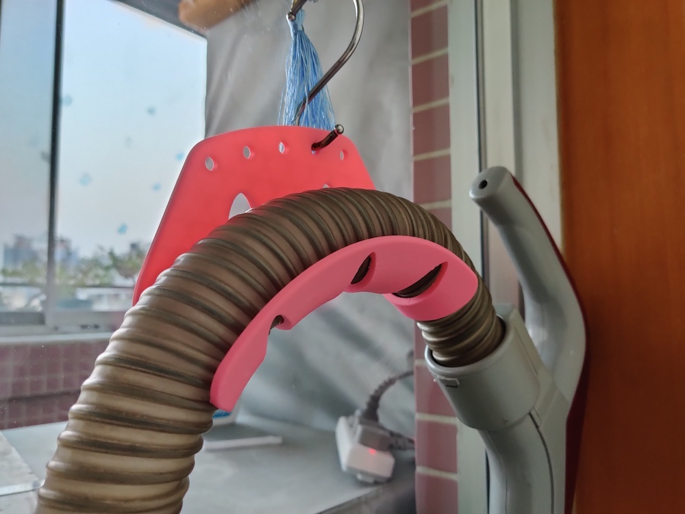 Vacuum hose hanger 