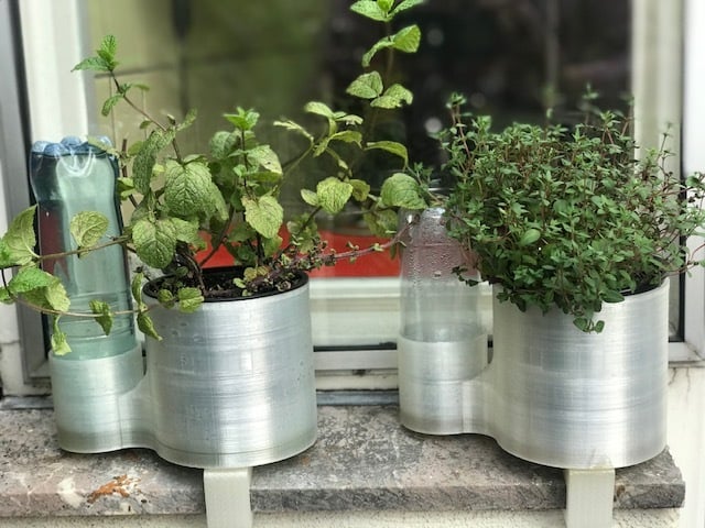 Self watering plant pot