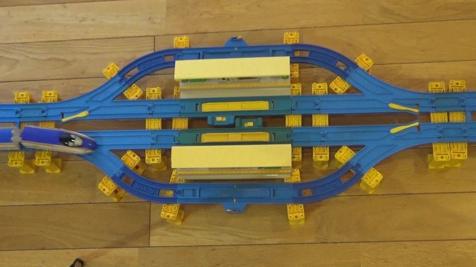 A rail that converts a turn-out rail into an island-type home installation rail for PlaRail ターンアウトレールを島式ホーム設置用レールに変換するレール