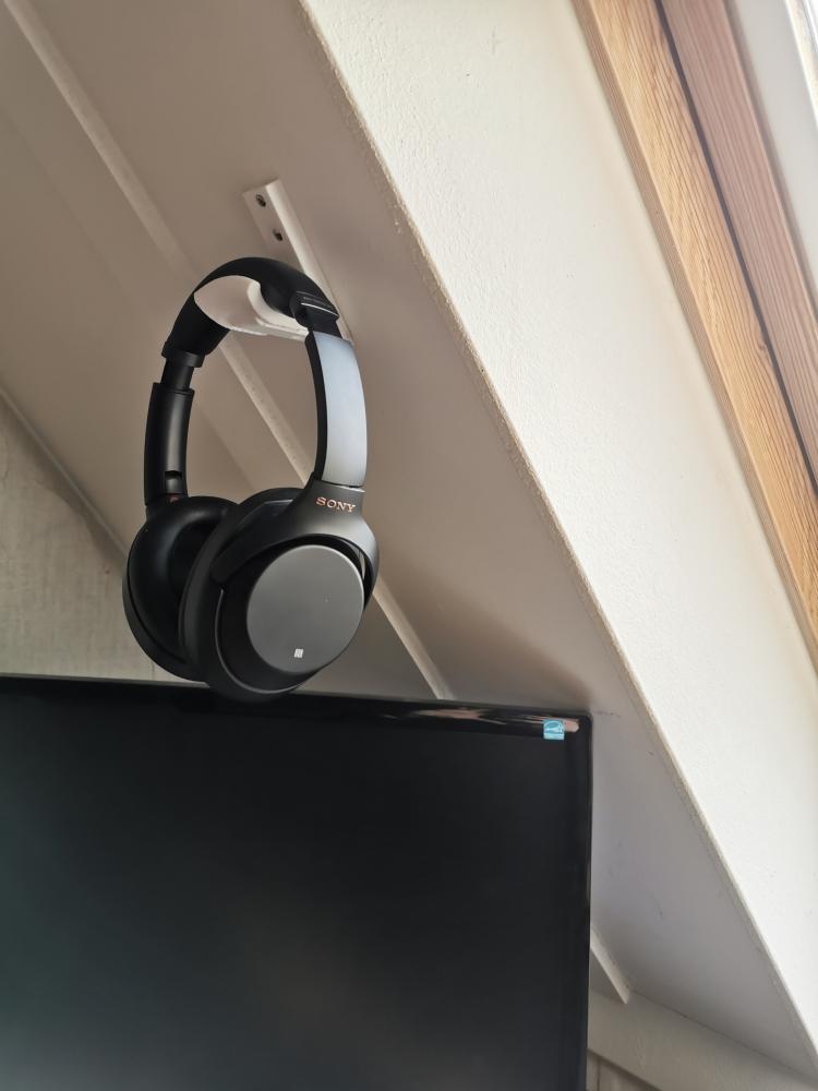 Sony WH-1000XM3 Headphones - 40 degrees wall mount