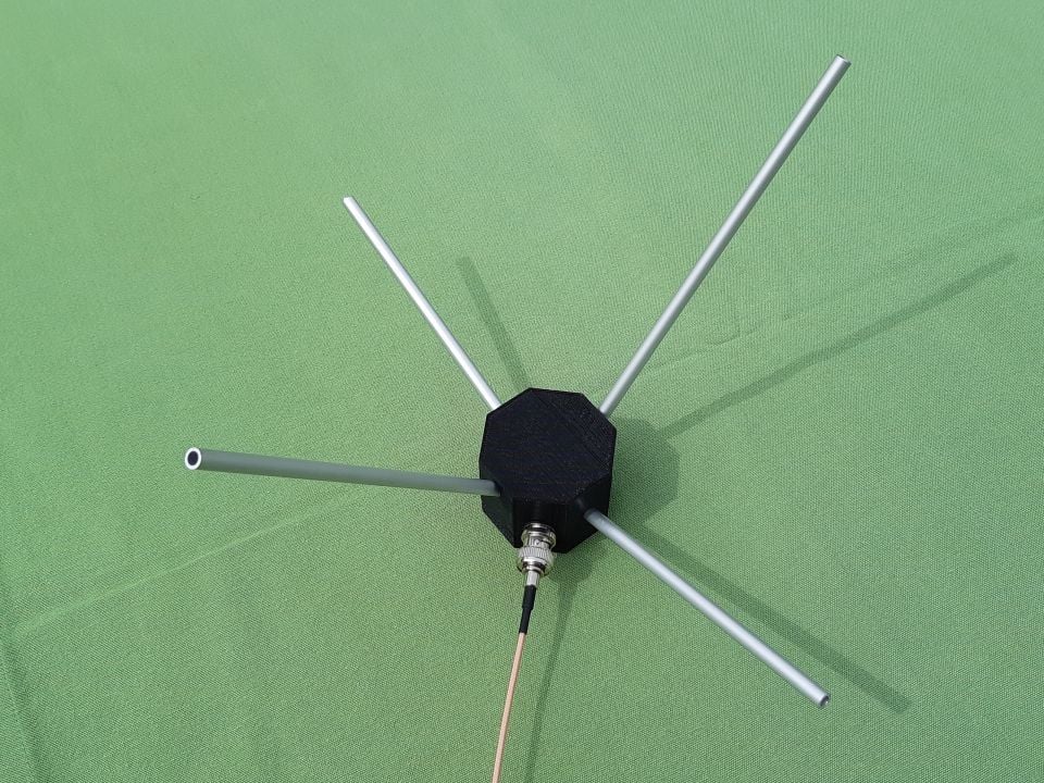 Circular polarized antenna for 437 MHz