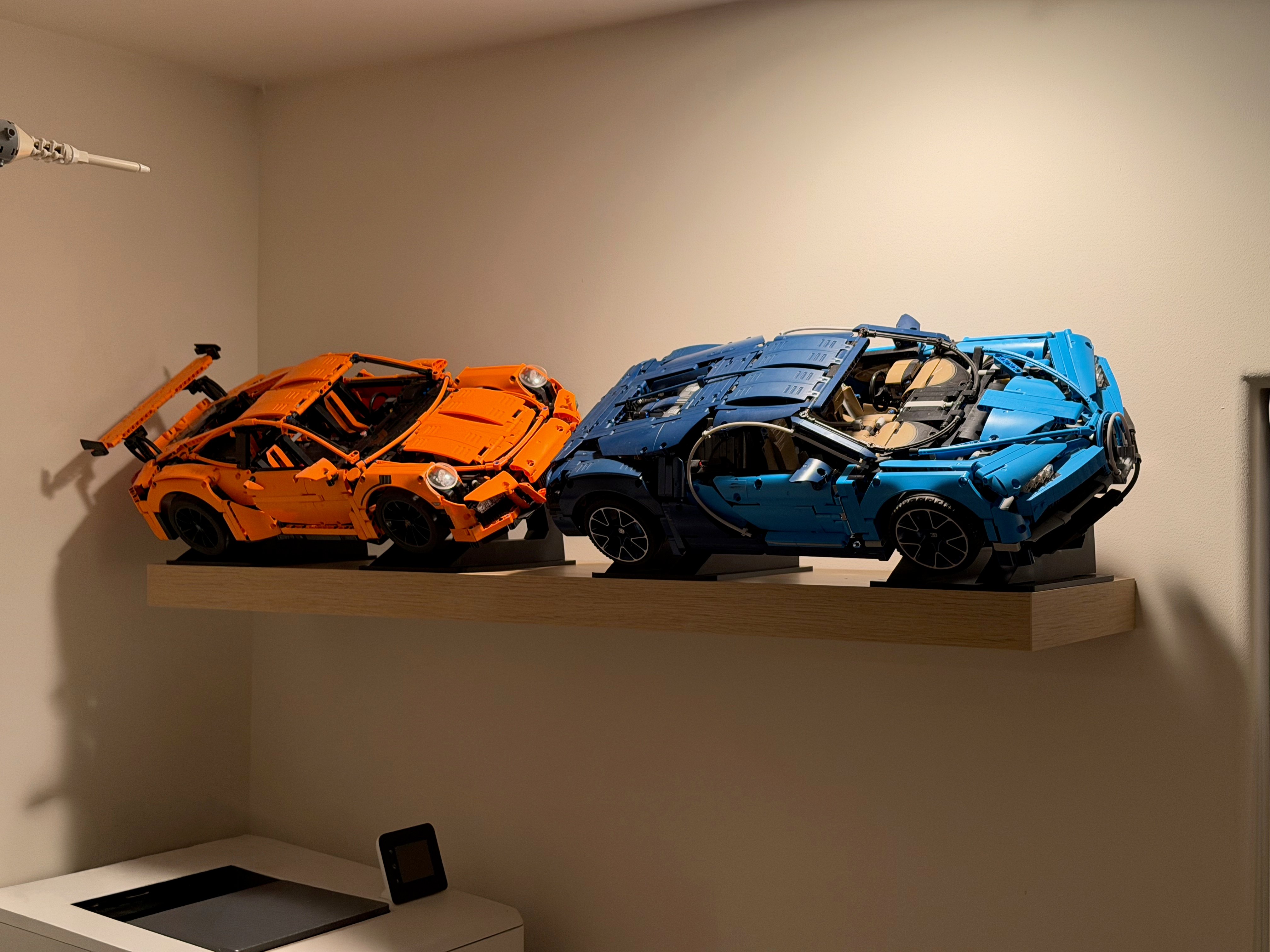 Lego 42083 Bugatti Chiron angled stands