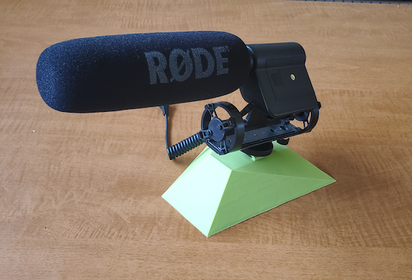 Desk stand for hot shoe mount accessories