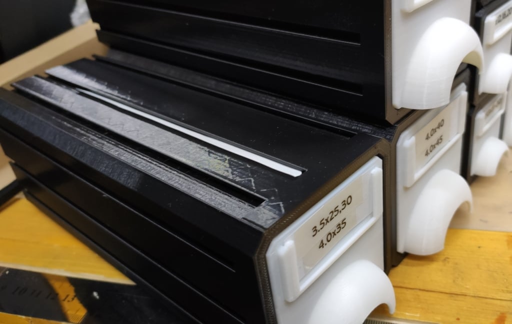 Screws storage modular box