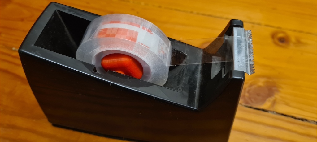 Sticky tape dispenser axle
