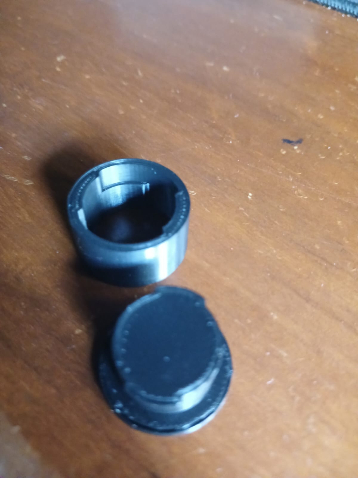 Cylindrical twist lock coupling
