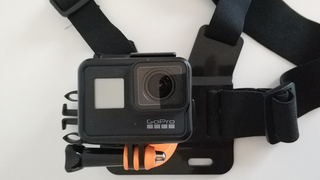 Soporte para centrar la GoPro 7 en el arnés de pecho