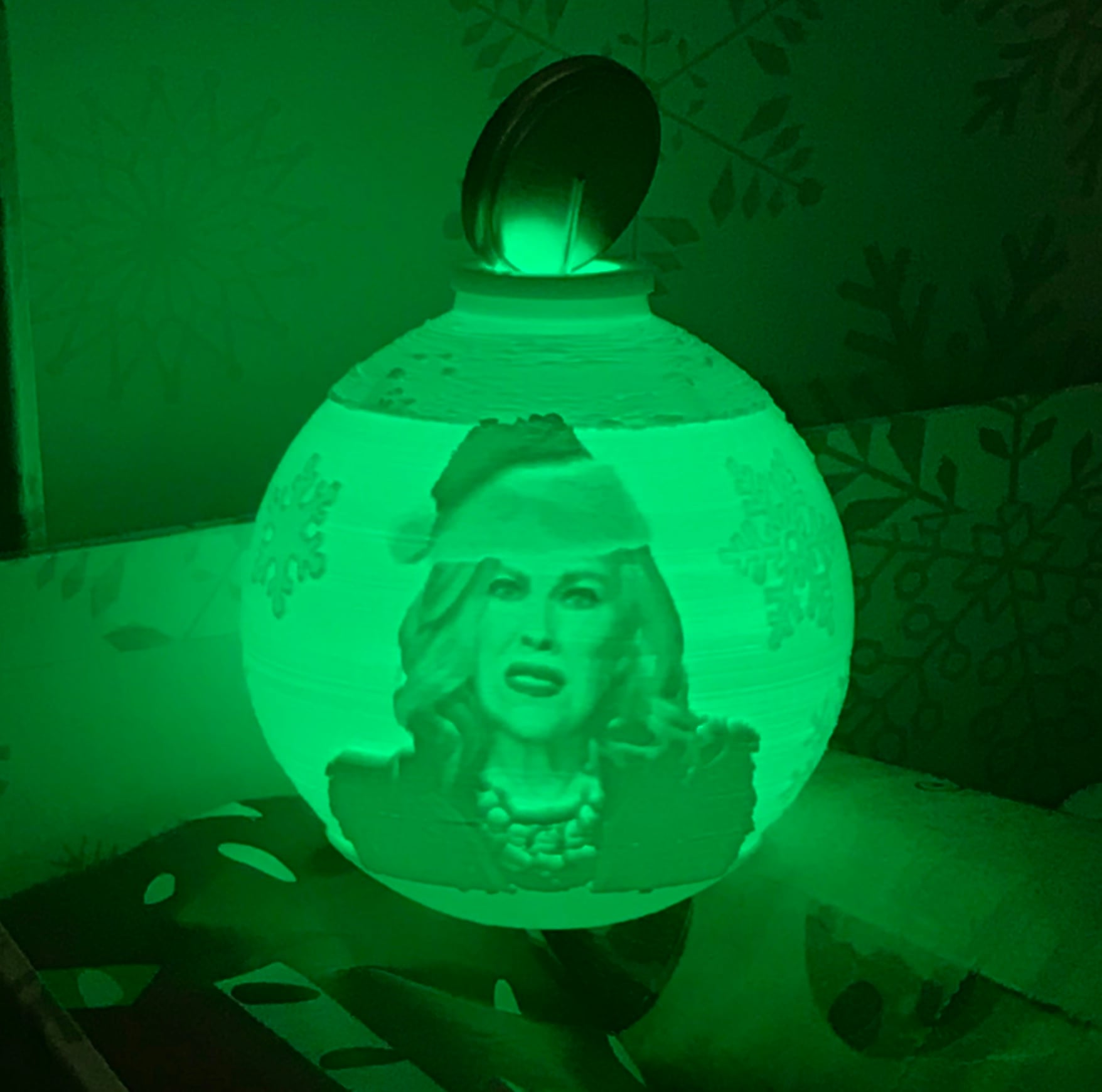 Moira Rose bébé it's cold outside ornament - Schitts Creek