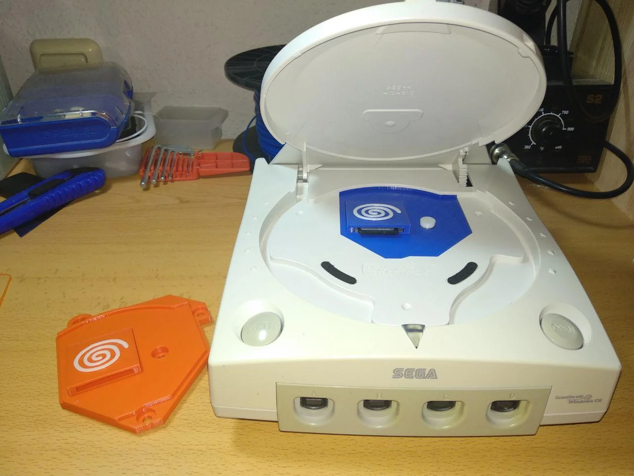 Carcasa para GDEMU de Dreamcast con lector SD integrado y soporte / GDEMU Dreamcast tray with integrated SD Reader and support