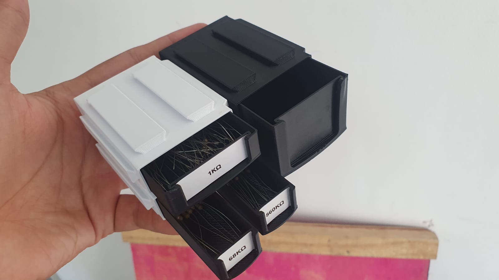 Multiple sizes stackable resistor box with locks spiralized vase mode