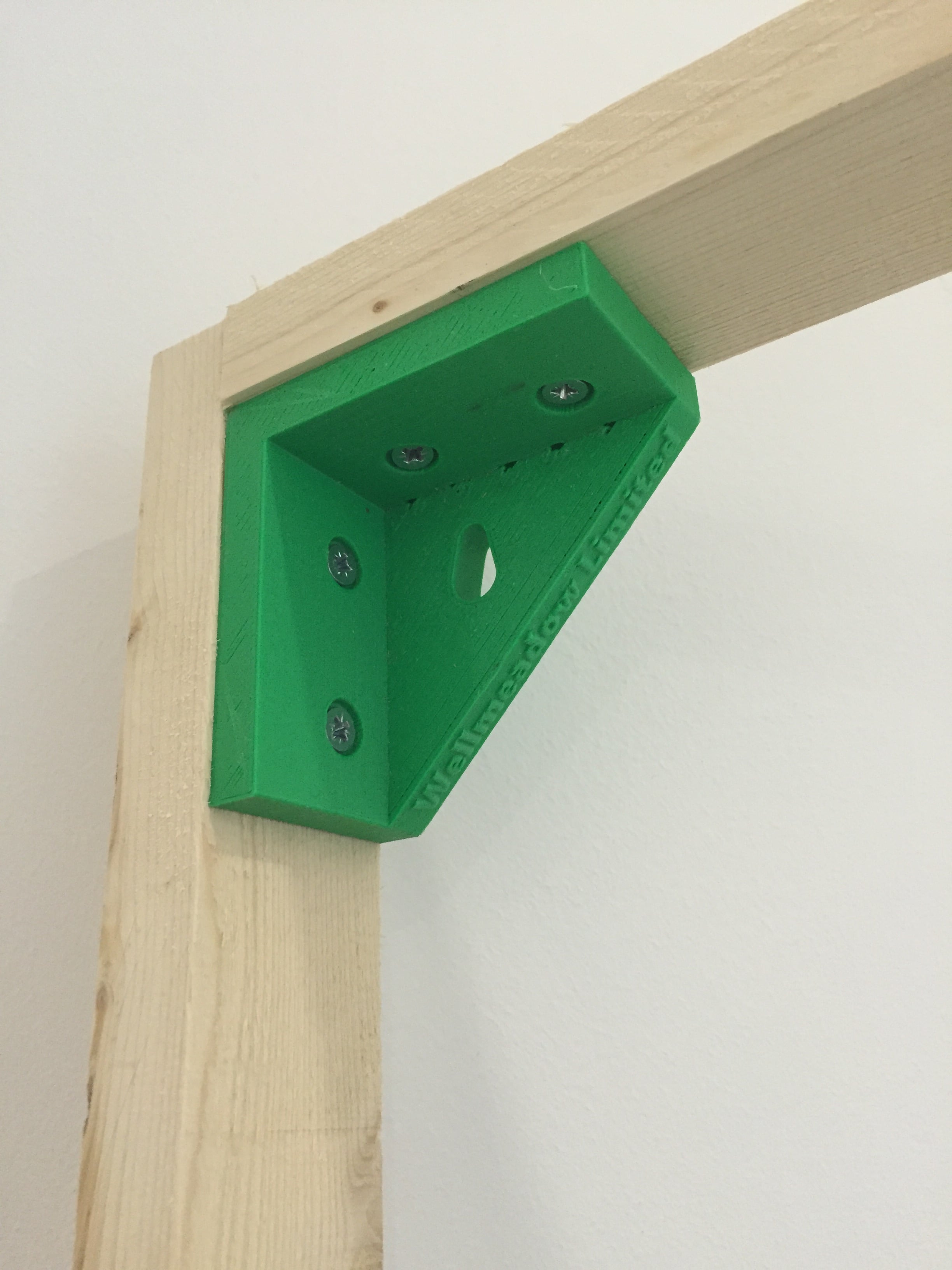 A 90 degree frame bracket for an artists canvas
