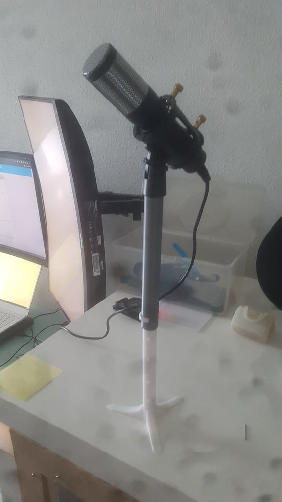 Height adjustable microphone stand