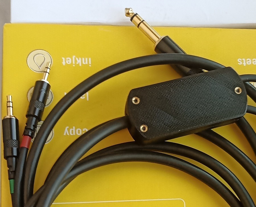Headphone cable splitter with place for passive filter
