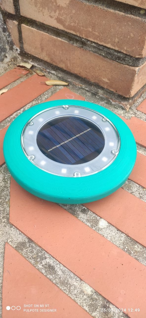 Protector y tapa para foco solar de suelo