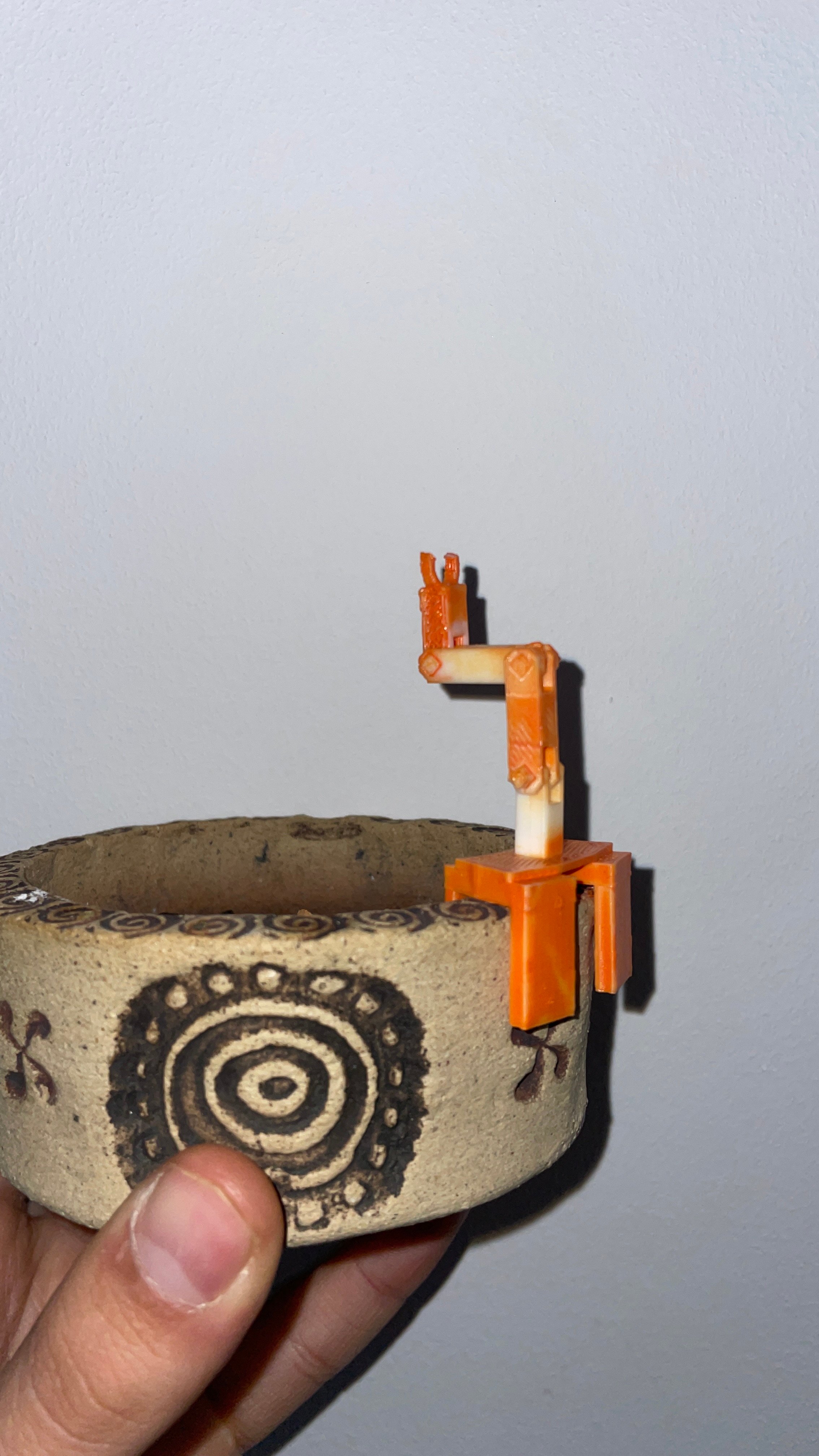 Cigarette holder for circular ashtray