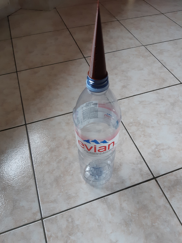 watering spike / pointe arrosage bouteille evian