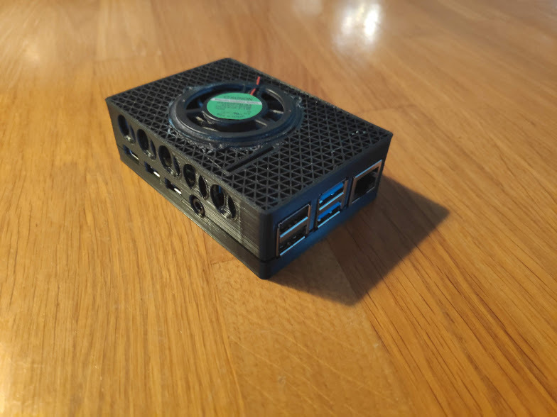 Raspberry Pi 4 case (Custom fan + cam cutout)
