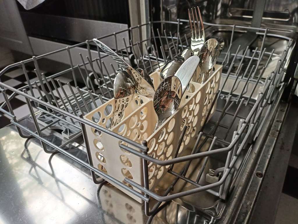 Cutlery basket for dishwasher 