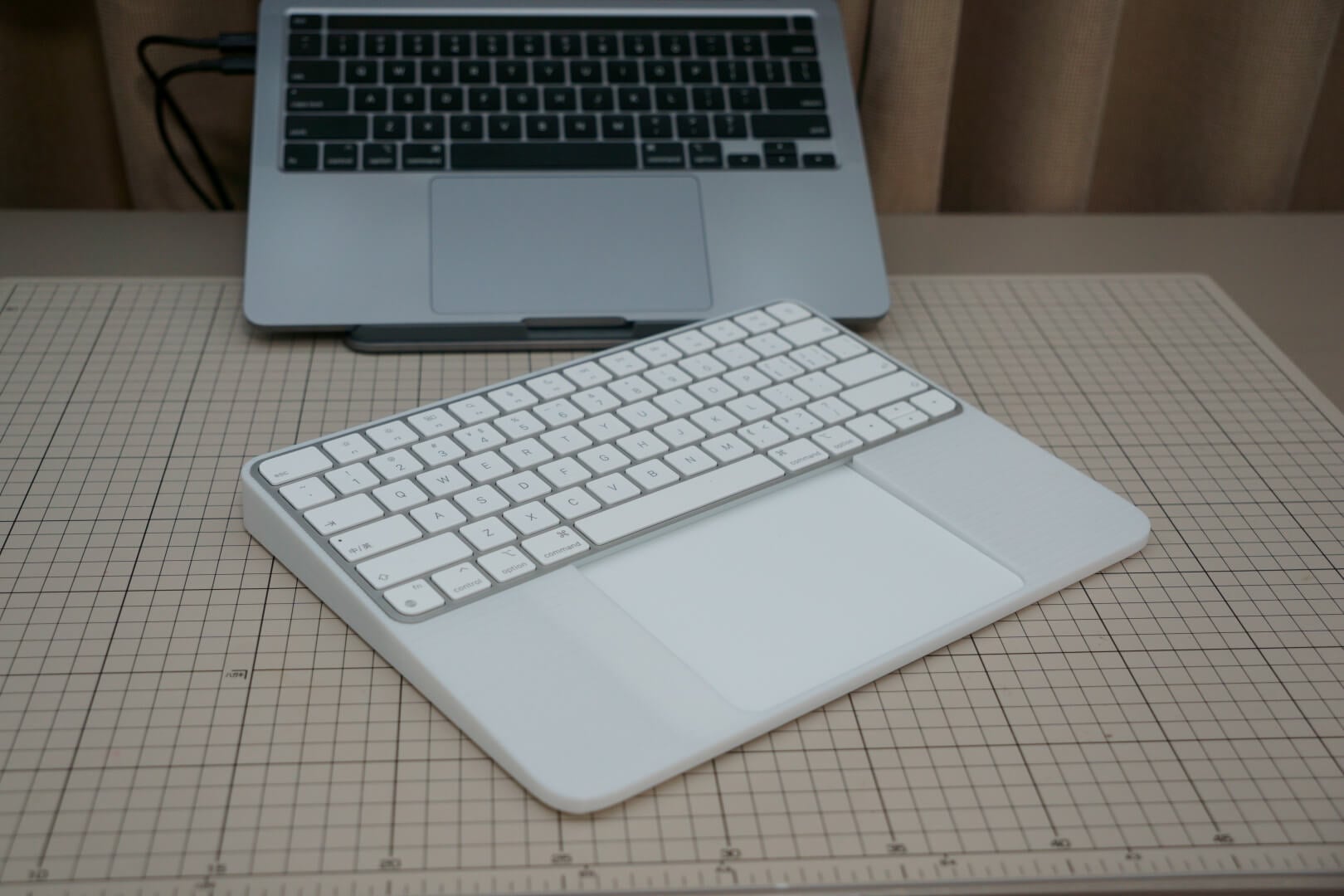 Magic Holder for Trackpad2 Apple Keyboard