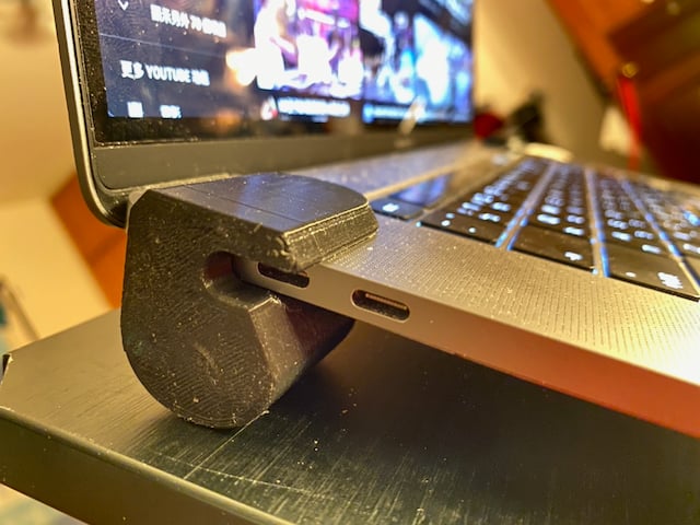 Macbook Pro 16 riser stand
