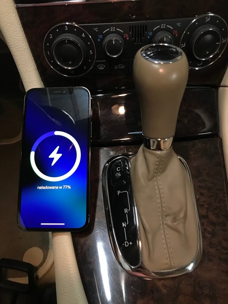 MagSafe car phone mount for Mercedes CLK