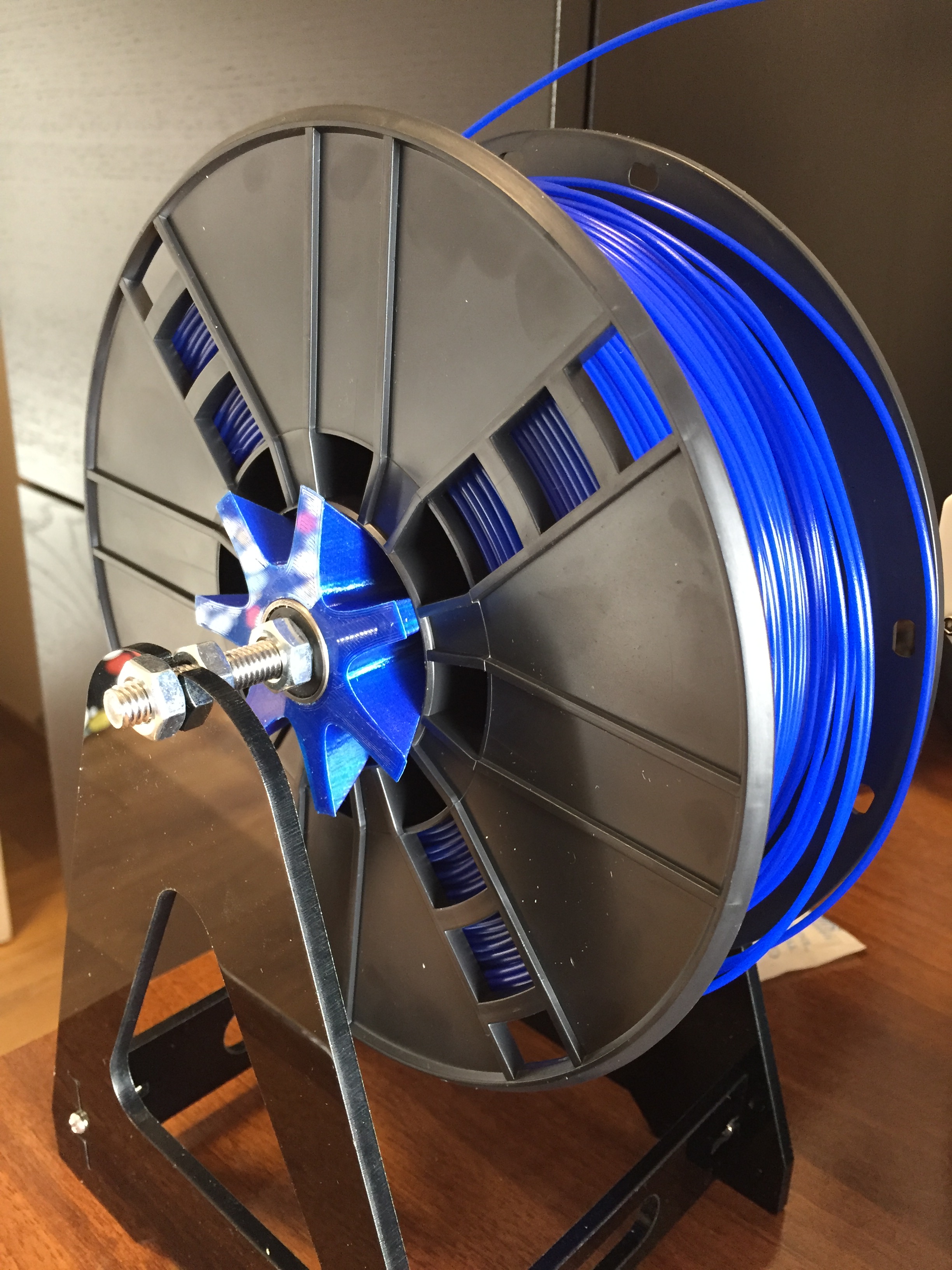 Parametric spool holder with hyperbolic cutouts