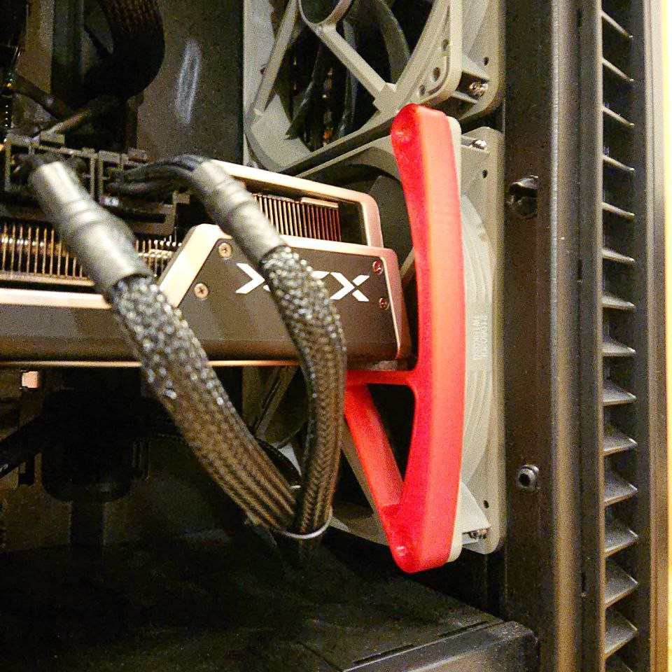 GPU support bracket mounted to 140mm fan