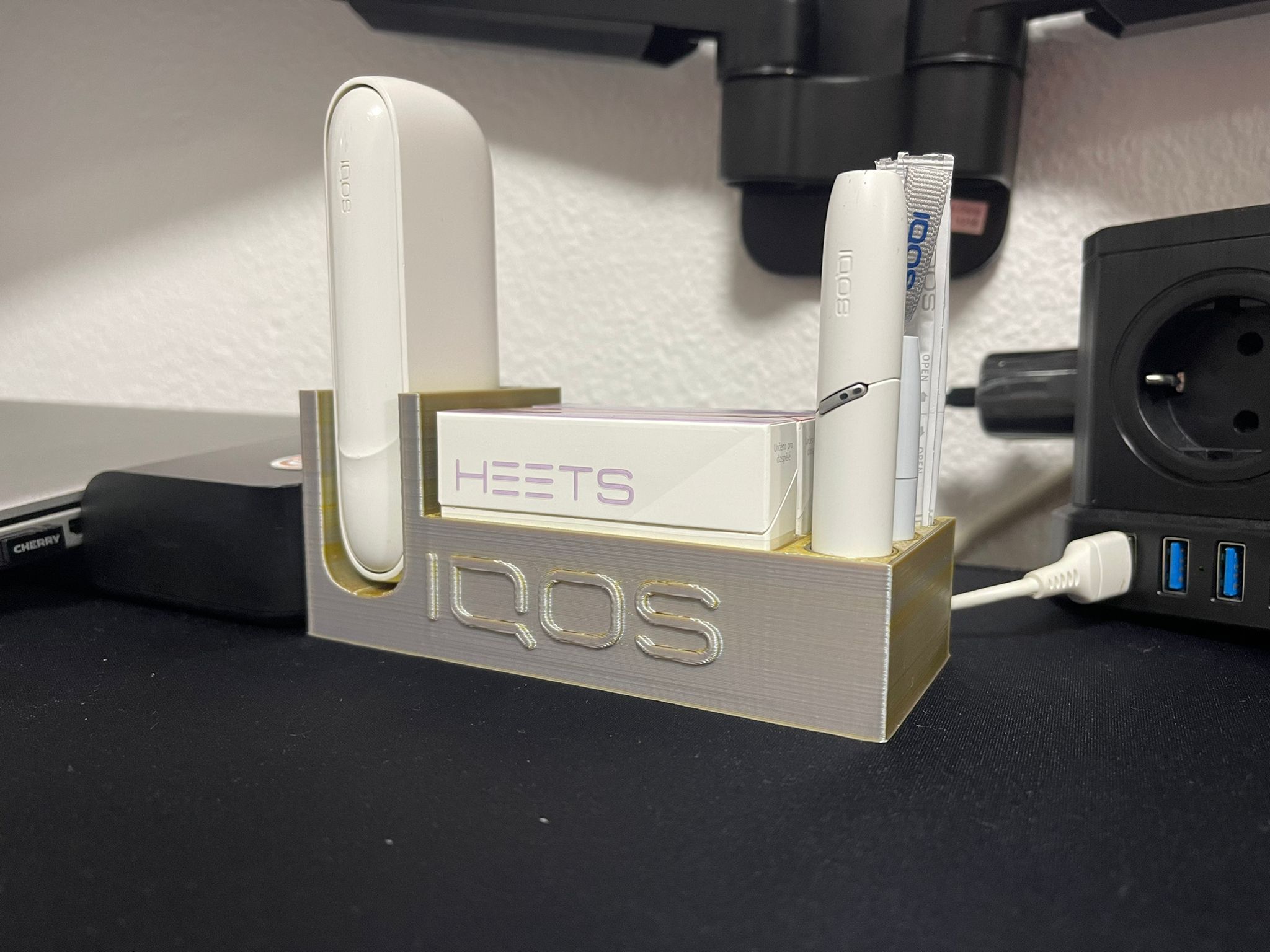 IQOS Pocket Charger + Heets holder