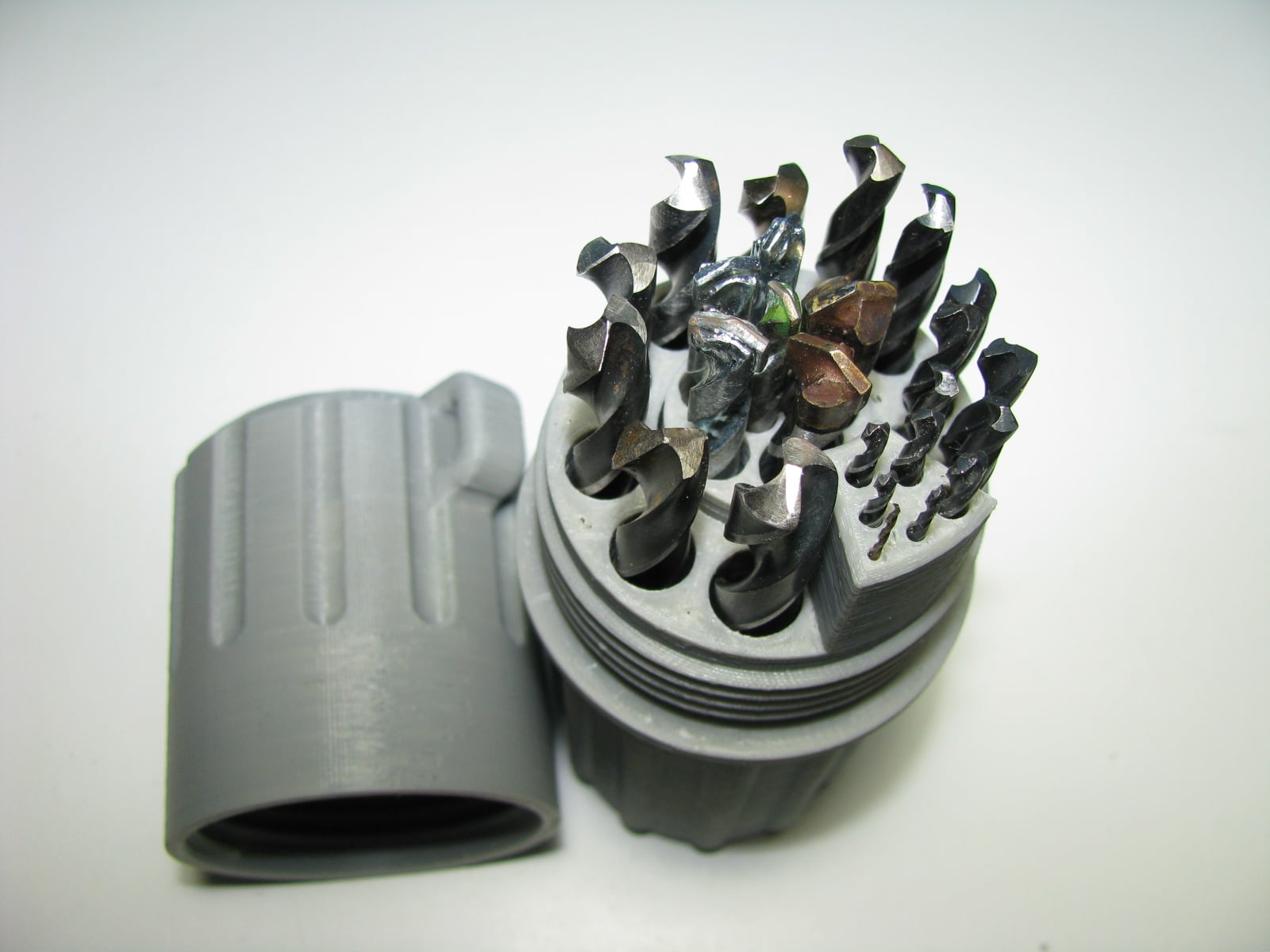 Drill bits cylindrical case