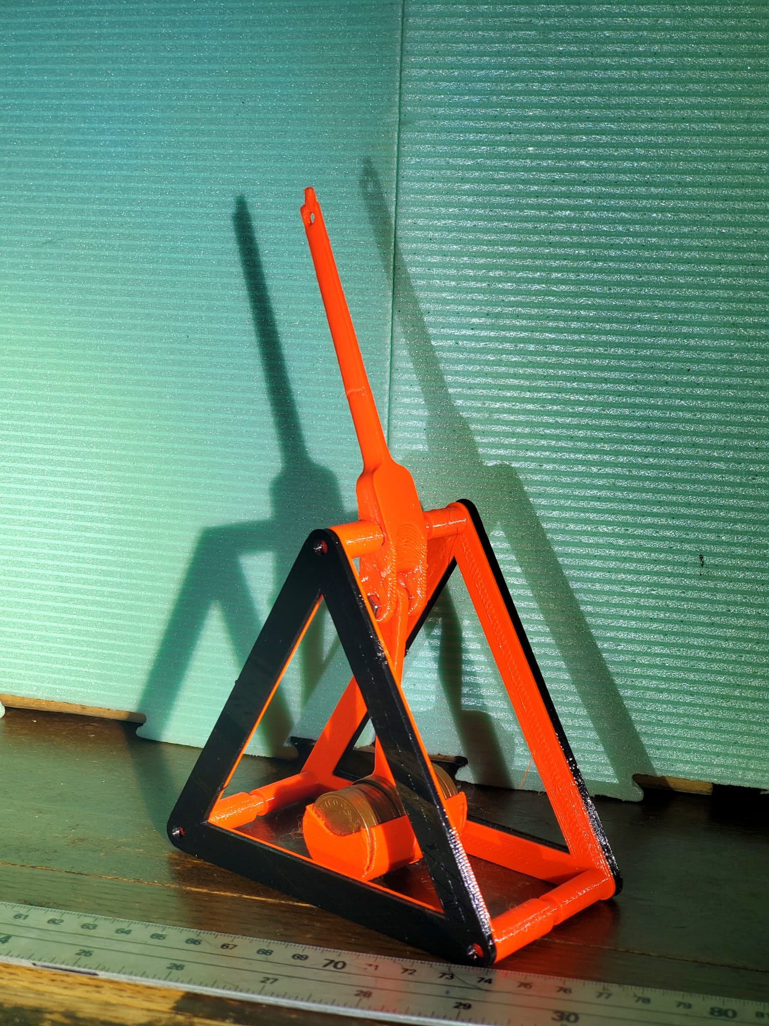 Desktop 'whipper' trebuchet