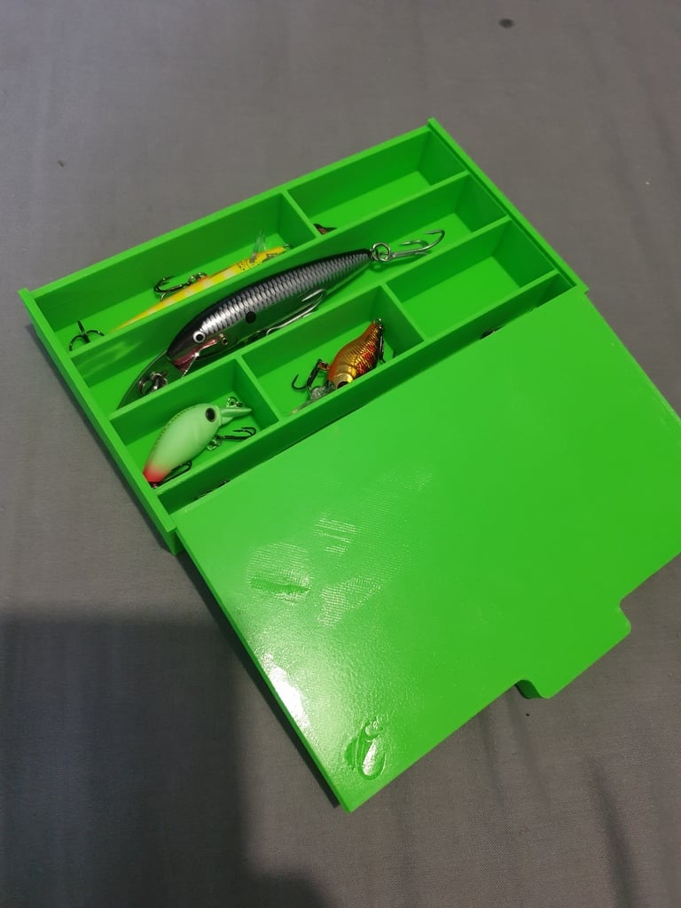Fishing tackle box with dovetail sliding lid 