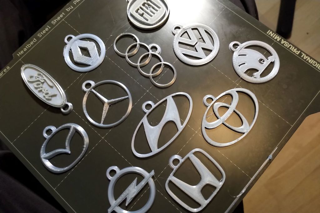 Car logo keychains: VW, Audi, Ford, Honda, Opel, Toyota, Mercedes, Fiat, Škoda, Renault, Mazda, Hyundai, Tesla