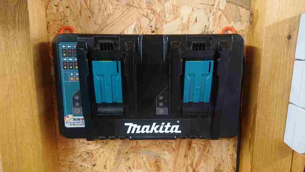 Makita DC18RD 18V dual charger wall mount keyhole style