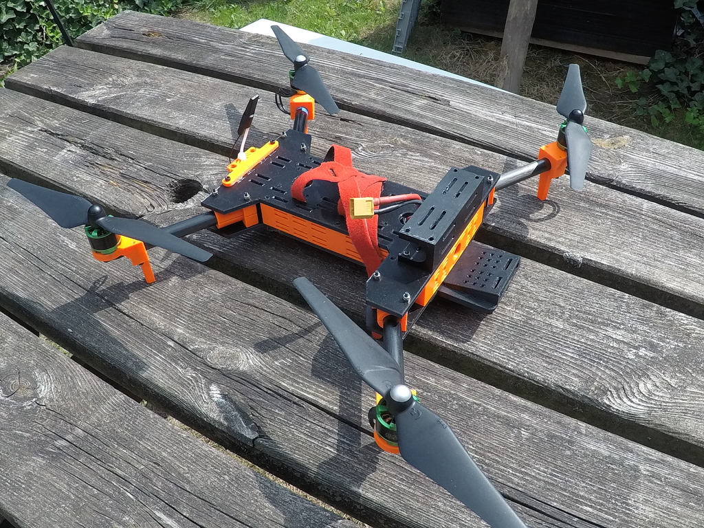 DadDrone_3:  Quadcopter 450-size foldable, camera-suited