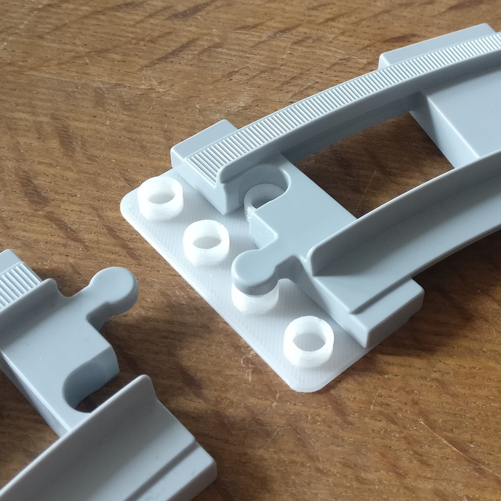 Duplo 4x2 base plate (train track connector)