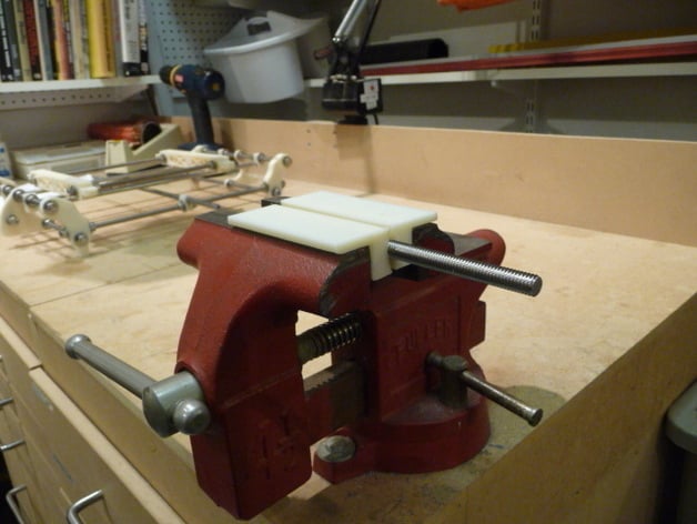 Vise pad for holding 8mm threaded rod