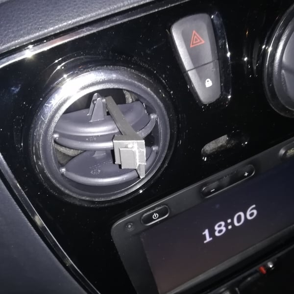 Phone holder clip on ventilation flap of a Dacia Lodgy car