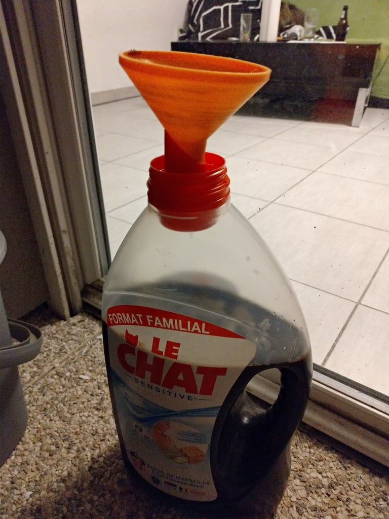Funnel for laundry detergent bottle