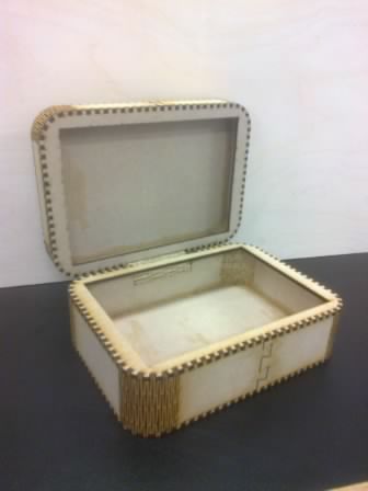 Living hinged box